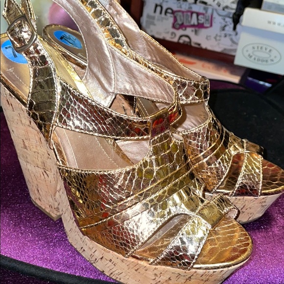 GUC BCBGeneration Rose Gold Wedge 7.5 - Picture 6 of 9